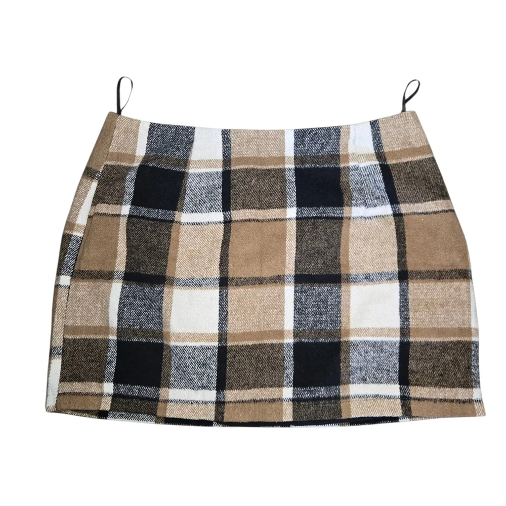 Chic Plaid Mini Skirt in Tan and Black - Picture 2 of 4